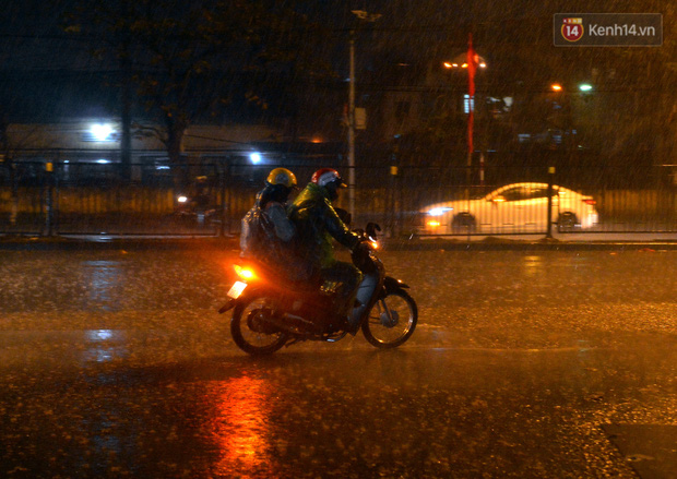 Many people struggled to get home under the heavy rain.