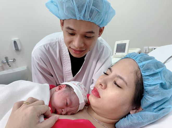 Photo of Do Mixi with his wife and newborn son at the hospital