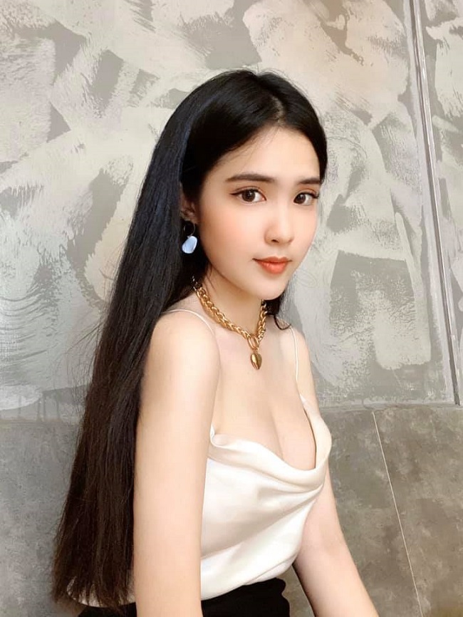 Đoan Nghi is aiming for a modeling career and is not yet ready to compete in beauty pageants due to some limitations.