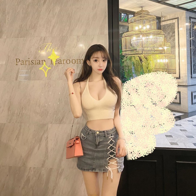 With a fresh appearance and look, she began to try her hand at being a lingerie and swimsuit model.