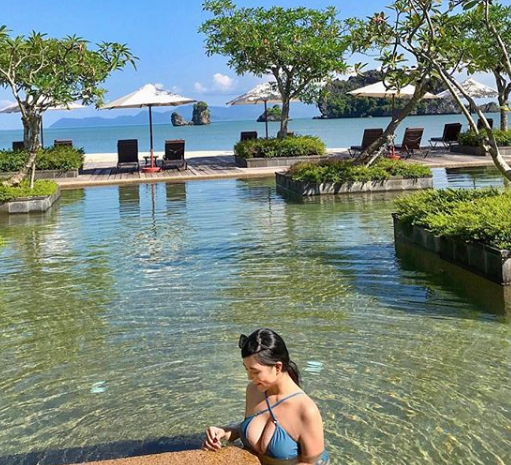 The hot girl continuously showcases sexy images while checking in at resorts around the world.