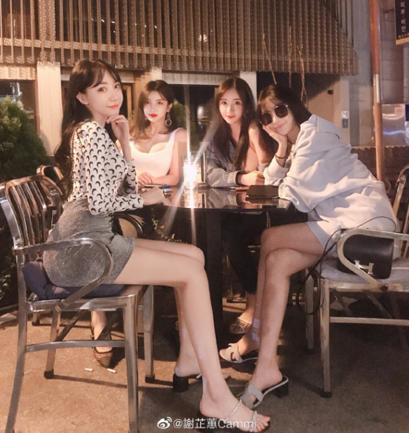 Tạ Chỉ Huệ has a group of close friends who are all tall and hot girls.