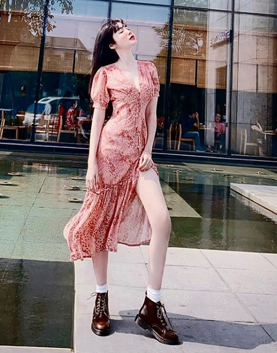 Elly Tran often showcases bold poses, displaying her physique despite being a mother of two.
