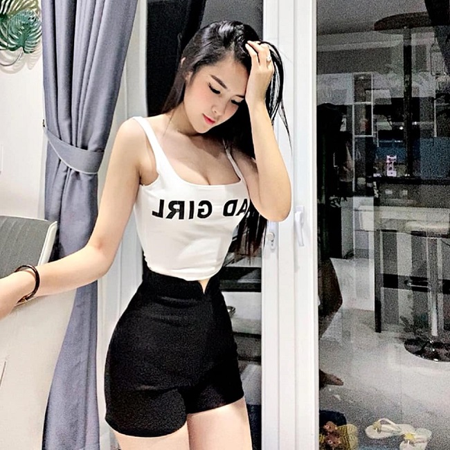Although she is of Vietnamese-Chinese descent, many people mistakenly believe she is Thai due to her fashion style influenced by the Land of a Thousand Temples.