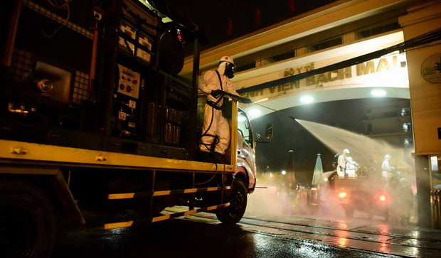 On the evening of March 28, the chemical army disinfected and sterilized the entire space of Bach Mai Hospital.