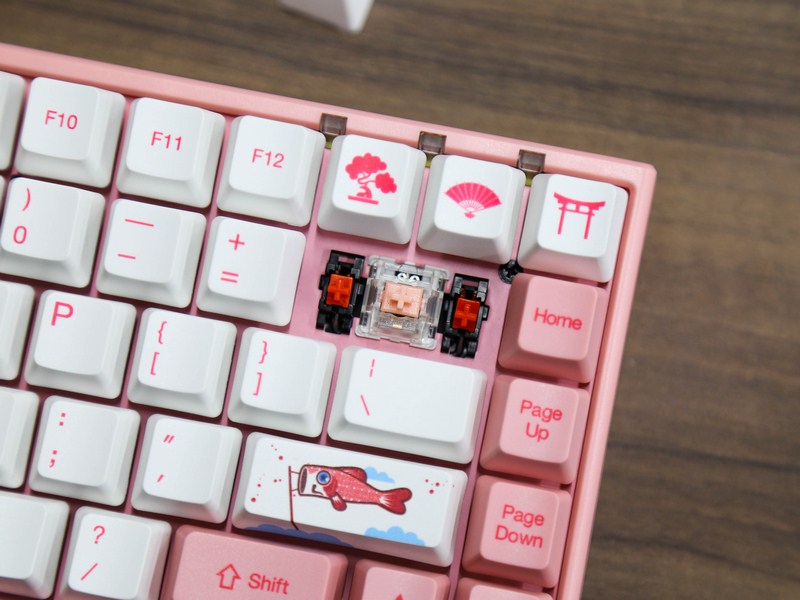 AKKO Tokyo 3084 uses switches manufactured in-house. Pink corresponds to Cherry Red, providing a very soft and smooth typing experience.