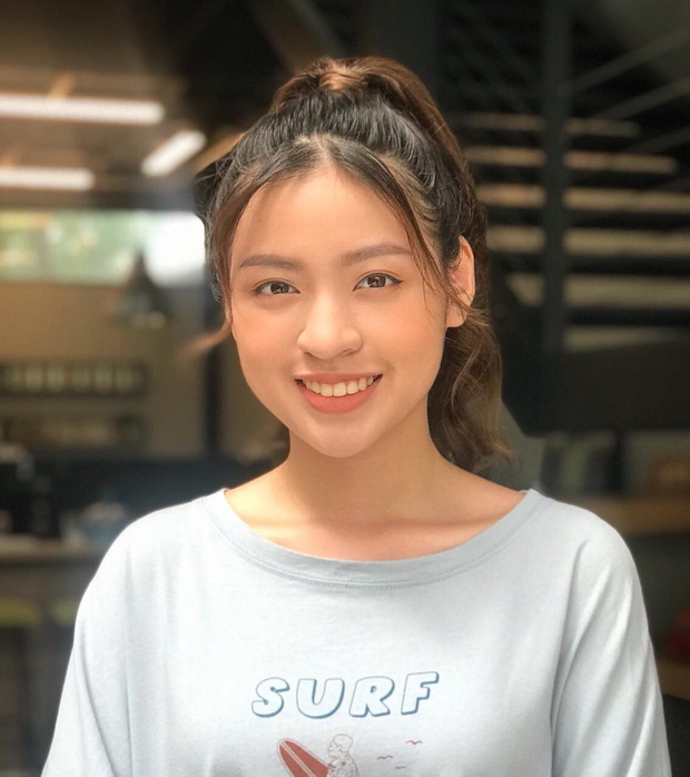 Thanh Tâm confidently taking a regular camera shot