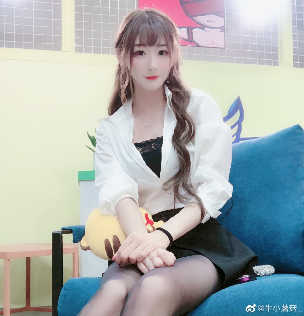 Even when moving to another platform, the beautiful streamer does not change her style