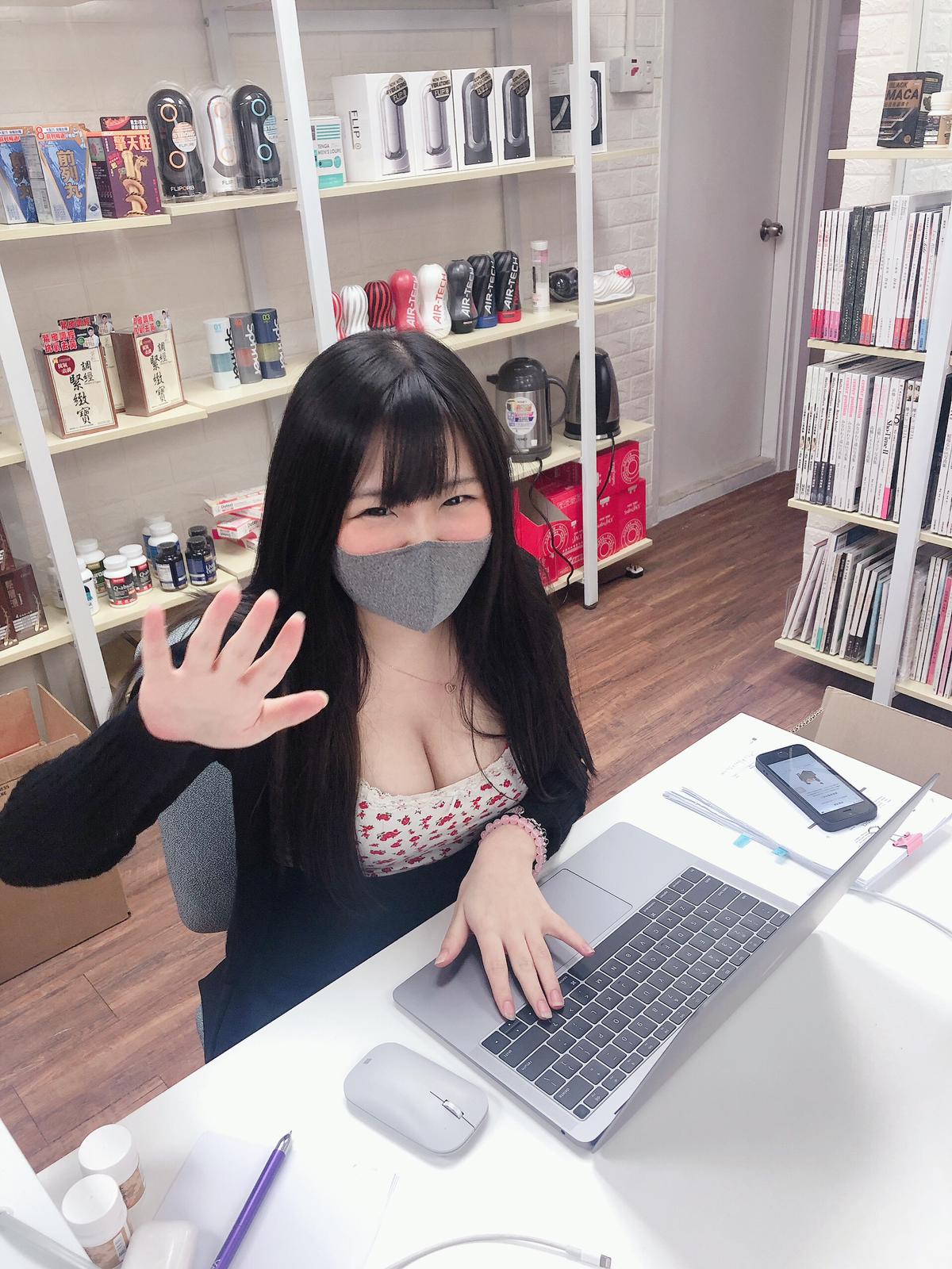 When she realized, she quickly waved her hand