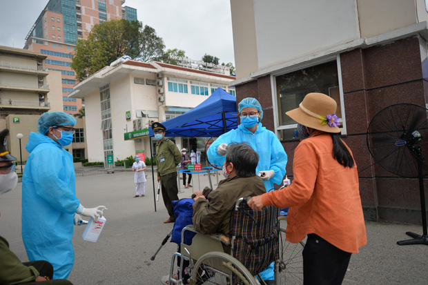 The hospital is completely quarantined, temporarily halting patient admissions, and implementing disease prevention measures. Photo: Phuong Thao.