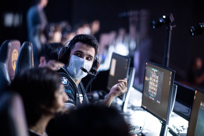 Before fully entering the online competition phase, professional League of Legends players actively followed health regulations for disease prevention