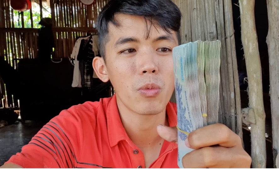 Sang Vlog showcasing the 'stack of money received from YouTube'