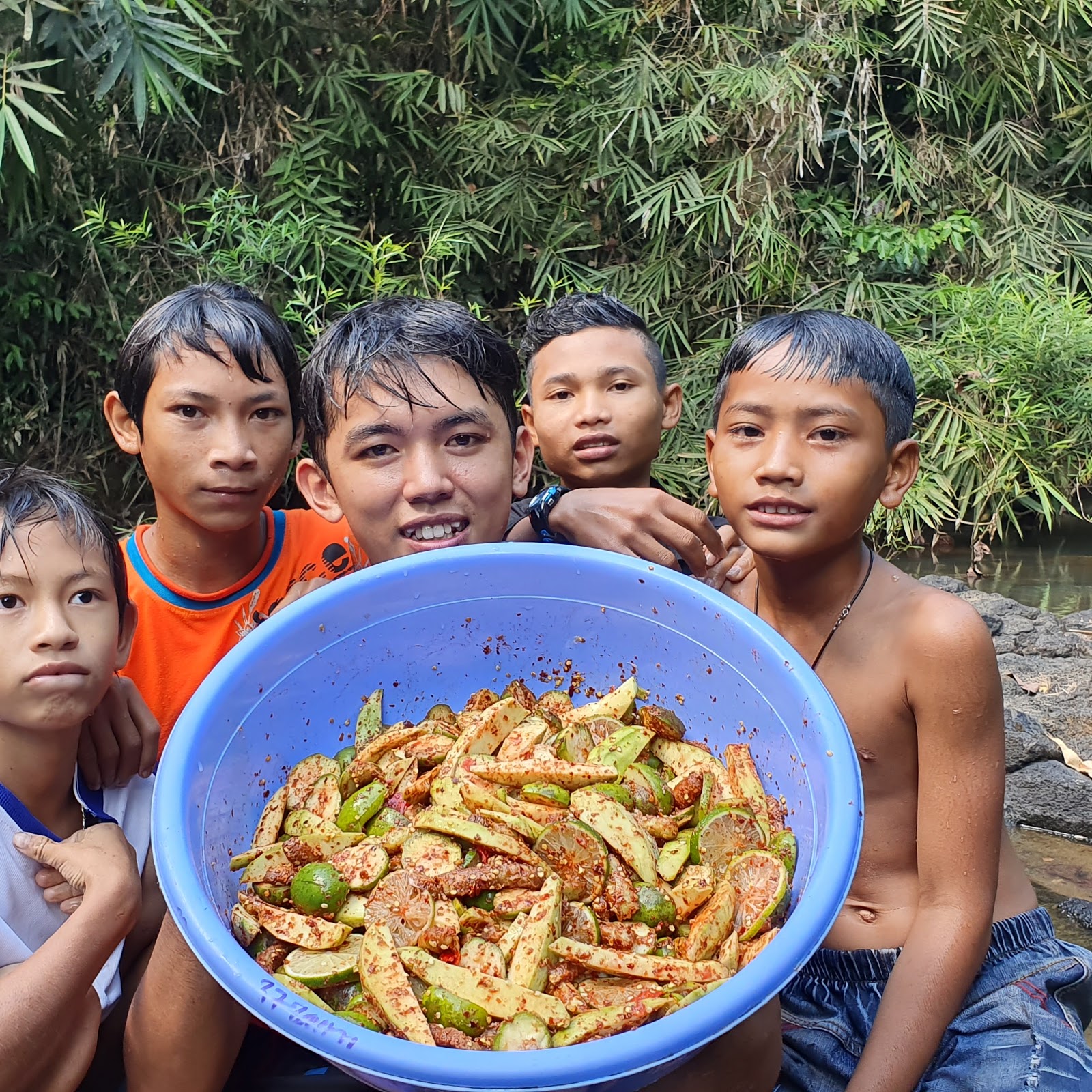 The children often appear in Sang Vlog's clips