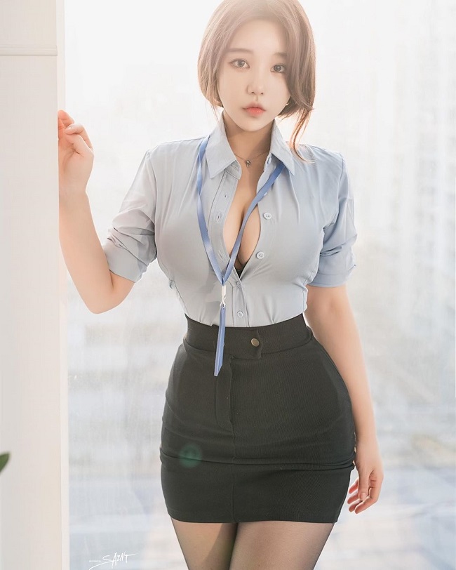 With a slender yet extremely attractive figure and well-trained curves, she leaves men speechless.