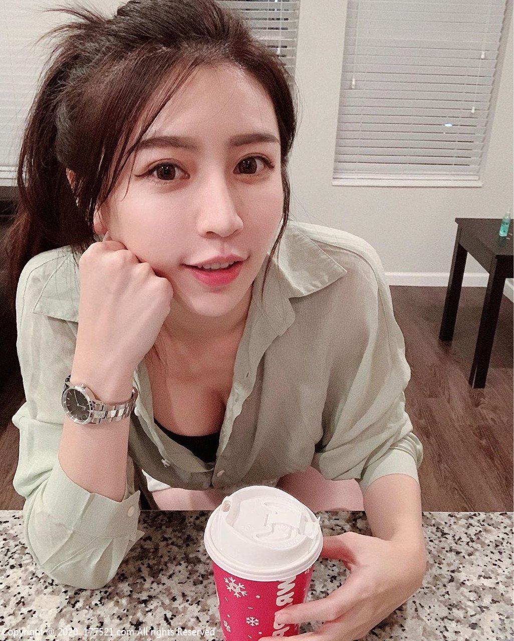 With her beautiful figure and attractive face, Yuan easily wins the affection of those meeting her for the first time.
