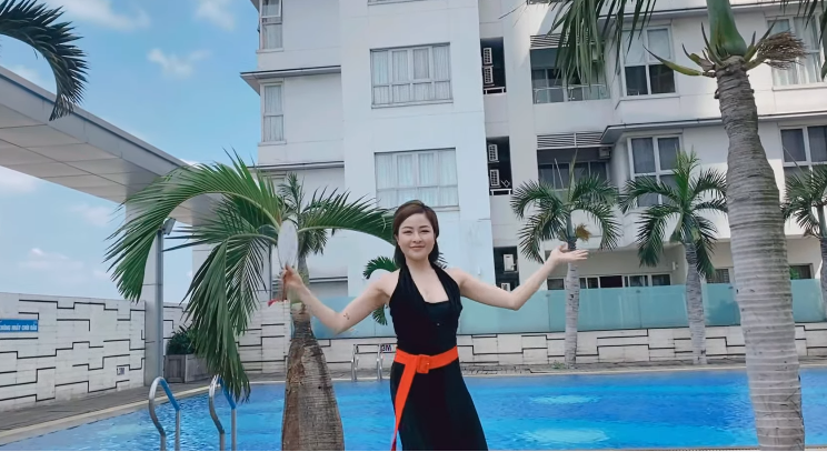 Trâm Anh just posted a contemporary dance clip. (Screenshot)