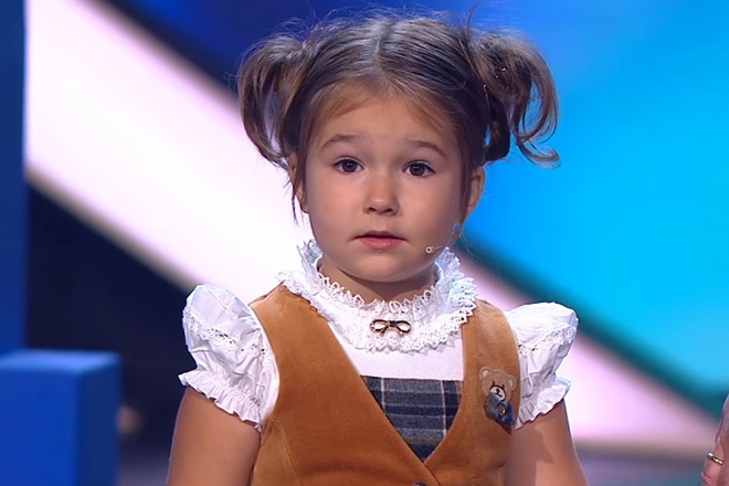 Not only does Bella Devyatkina have impressive language skills, but she also possesses a cute doll-like appearance and agile responses that leave the television audience highly impressed.