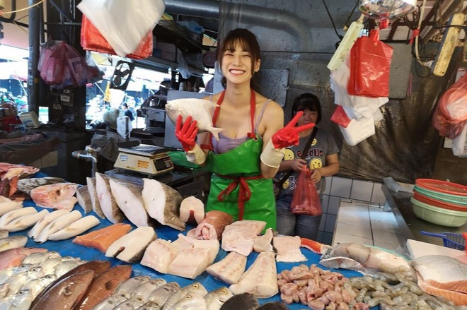 Photo of Liu Pengpeng selling fish at a market in Changhua City (Taiwan, China).