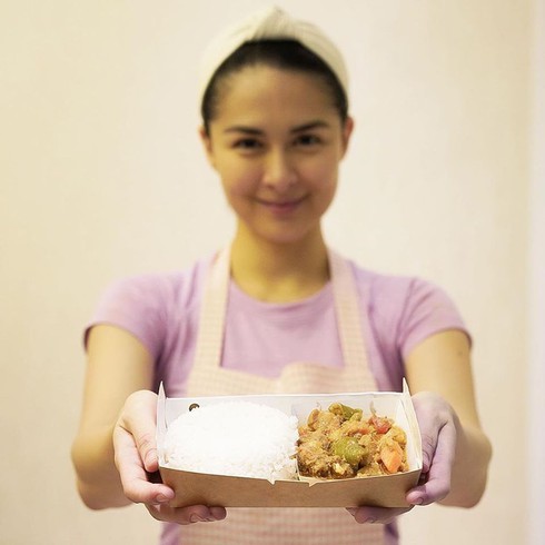 Marian Rivera personally prepares meals for the medical staff on the frontlines.