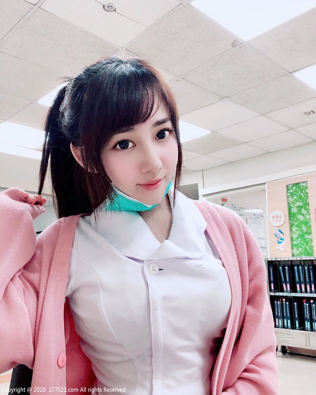 The internet community shares beautiful and hot images of nurse Yi Ting Li from Taiwan.