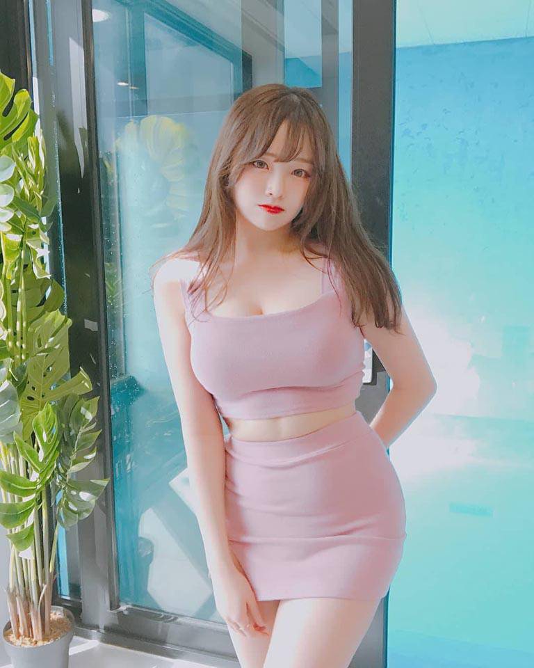 Coco is currently one of the hottest names among Korean streamers.