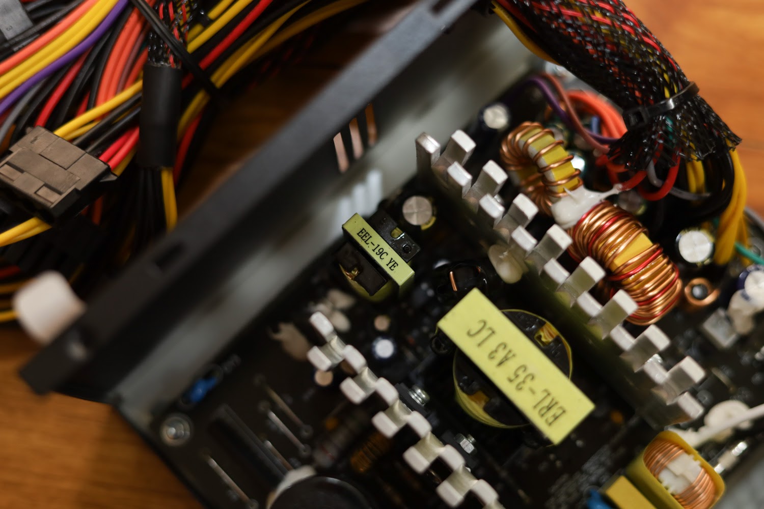 ERL35 transformer is also slightly larger, with a diode bridge rectification consisting of two 30A units.