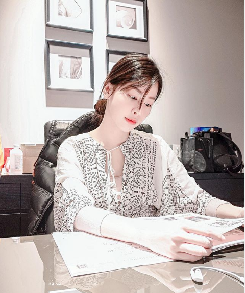 This girl is named Vicky Chen, stands 1.74m tall, lives in Taipei, Taiwan, and currently serves as a business director for a cosmetics company.