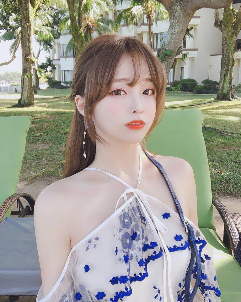 Going live on stream, sometimes she doesn't even need to play games, just being beautiful and knowing how to sing captures the hearts of many.