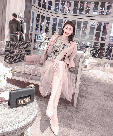 By leveraging her physical appearance, she ventured into becoming a blogger specializing in reviewing travel destinations, food, and various cosmetics.