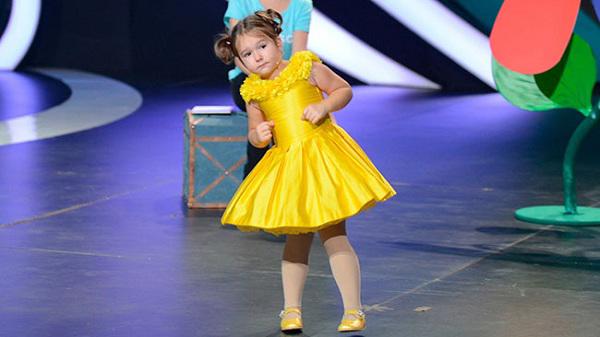 At just 2 years old, Bella could speak briefly and read proficiently in 3 languages, after which her family 