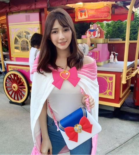 She has received many advertising contracts and photoshoots for brands.