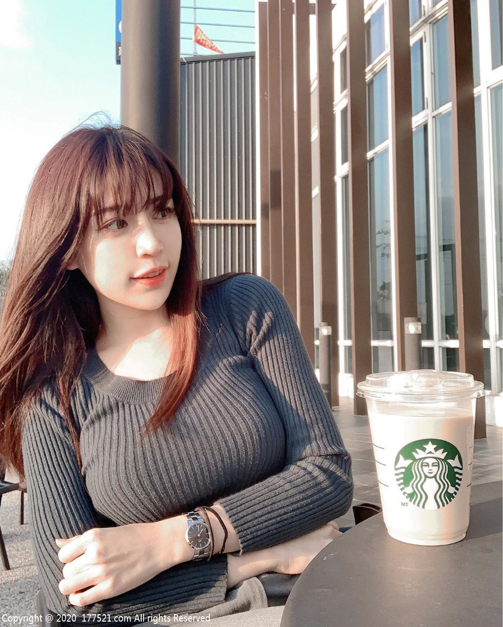 Netizens can't help but be amazed by Yuan's beautiful figure, even though her style is quite modest.