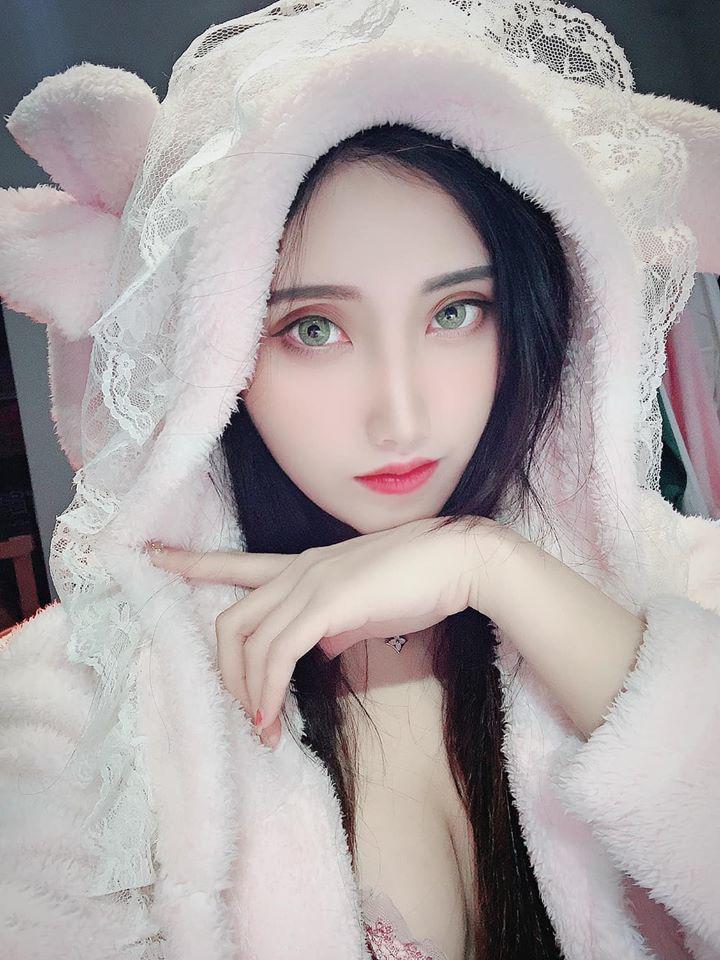 Xu Yier is a multi-talented girl who participates in many entertainment programs, acts in films, and serves as a PG at major events.