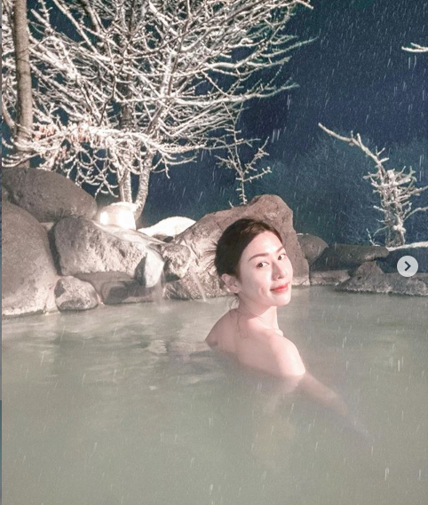 On her personal page, Vicky often shares photos of her travels to many famous places around the world.