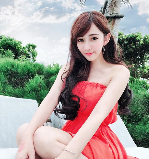 With her flawless, delicate, and smooth skin, Yi Ting Li looks good in anything she wears.