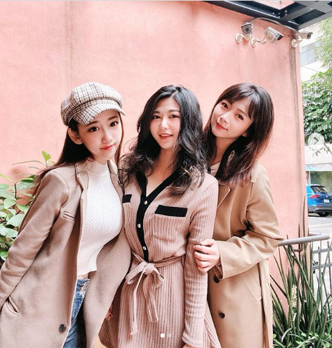 Yi Ting Li with her group of friends, all of whom are hot girls.