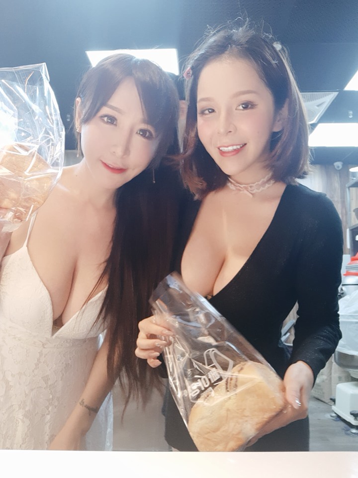 Hoshino Yu always wears a revealing deep-cut dress that showcases her alluring curves, hard to look away from.