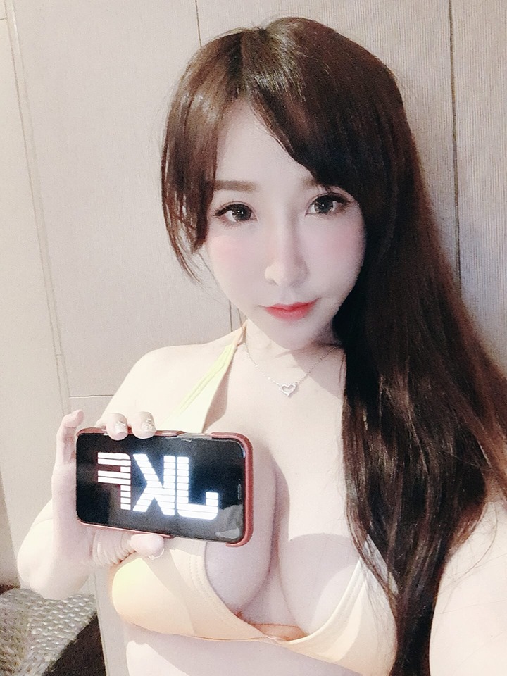 She has publicly shared some stats to satisfy her fans' curiosity: height 1.60m, weight 64kg, birthday on April 11, Scorpio sign.