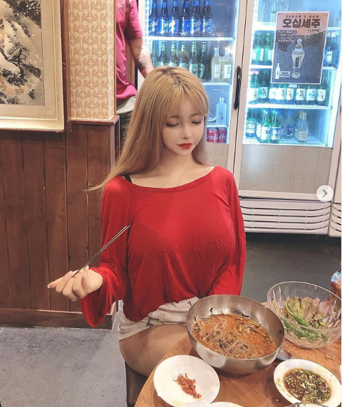 This mother of one skillfully showcases her curvy figure whether dining, going out, or working.
