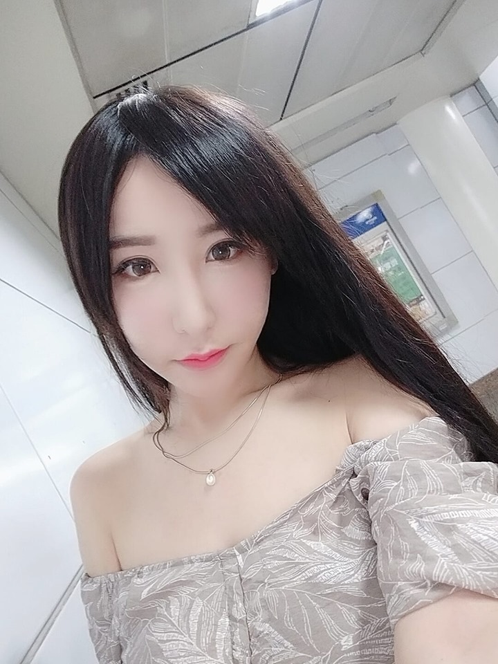 With her charming face and stunning figure, many were even surprised to see Hoshino Yu selling buns.