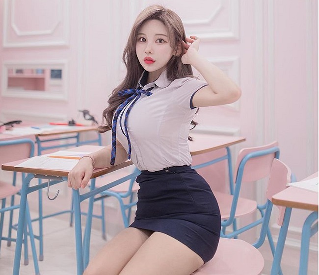 Zzyuri often showcases her figure in office outfits including blouses, skirts, and blazers.