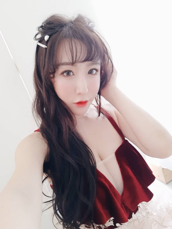 Many fans commented that her bust is getting fuller while her waist is much slimmer than before.