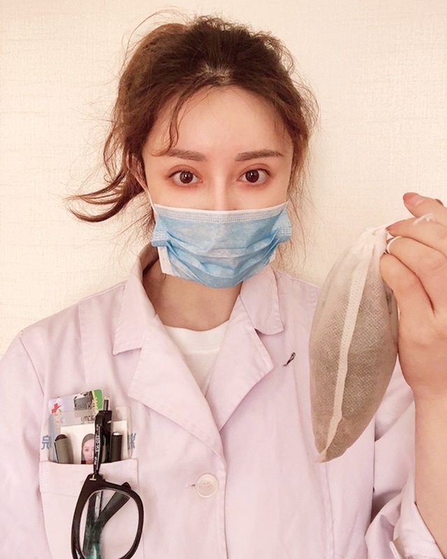 The Chinese girl with a doll-like pretty face was once a model thanks to her physical beauty.