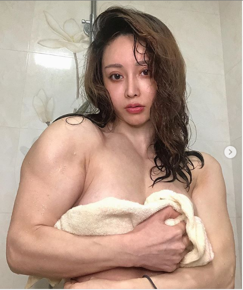 Yuan He Ping reveals her pregnancy on social media.