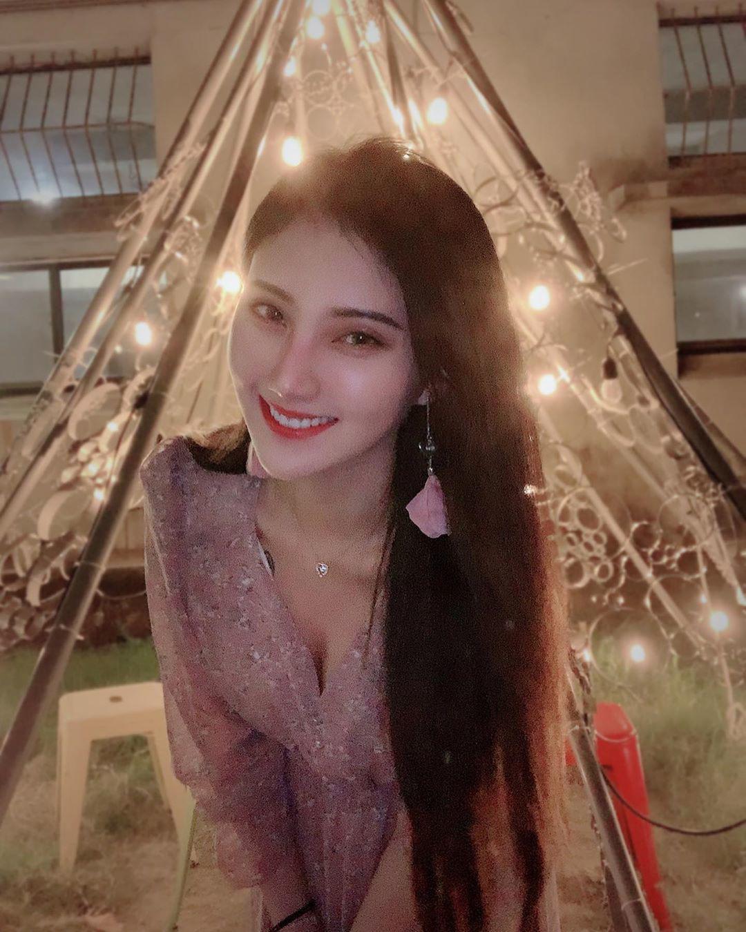Xu Yier possesses a mixed beauty with Dutch ancestry, making her even more attractive.