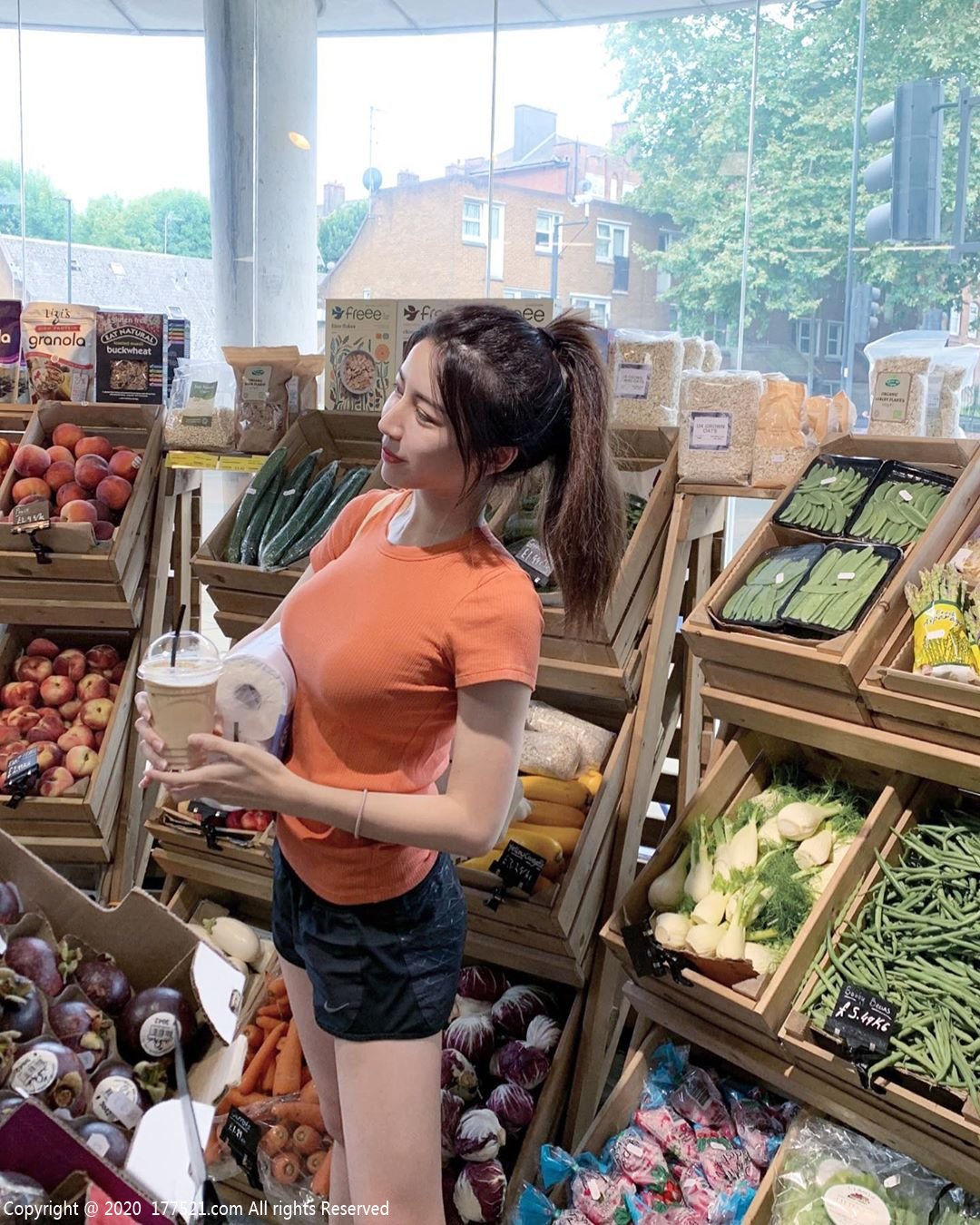 Images and status updates from this young girl sharing her daily life always attract many discussions, even though the content is nothing outstanding.