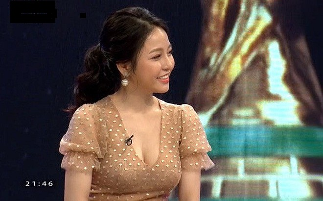 Trâm Anh (born in 1995) is a hot girl famous after the show 'Hot with the World Cup 2018.'