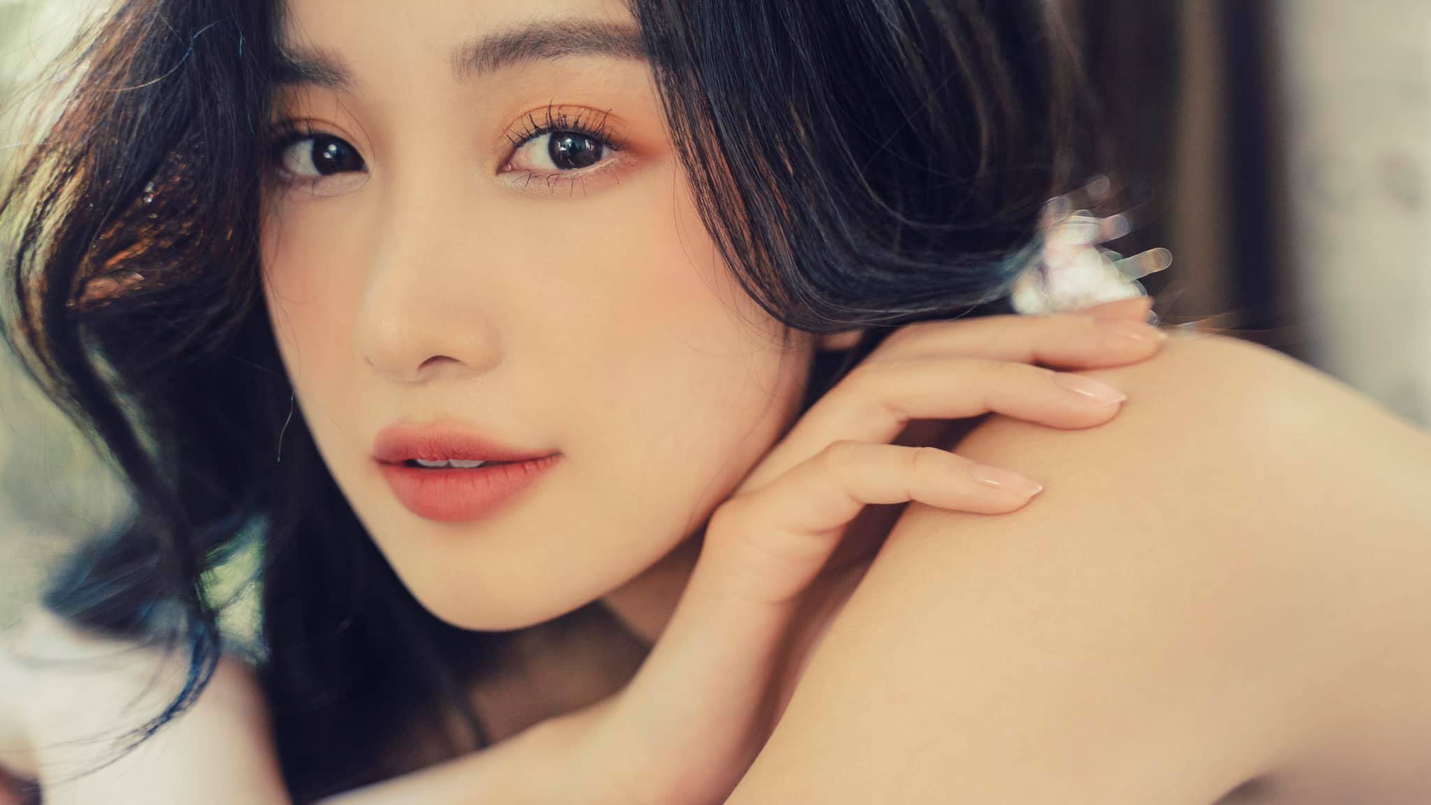 Jun Vu appears with a gentle, rustic image in a simple setting with a not overly elaborate makeup style.
