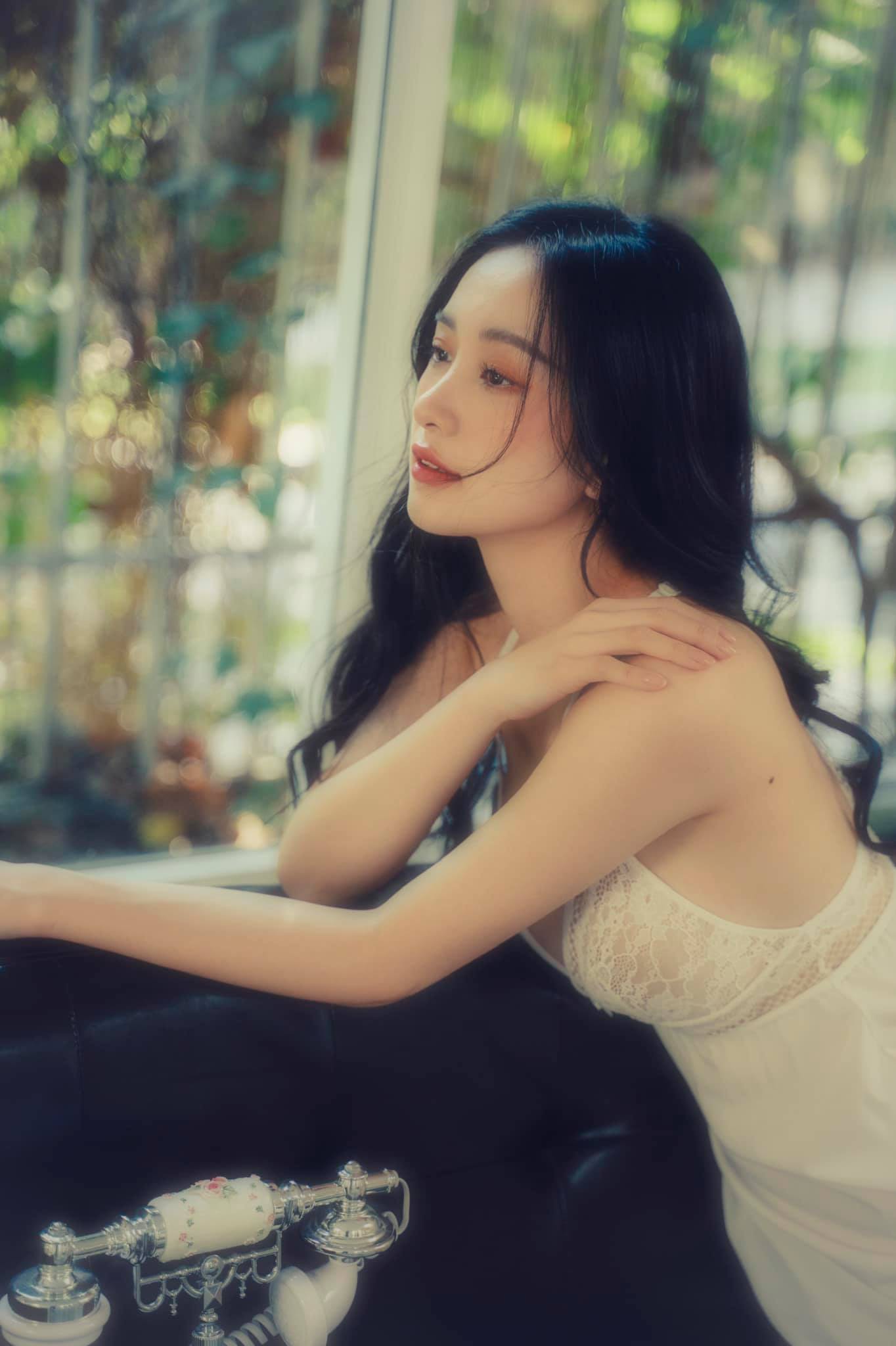 After admitting to enhancing her bust, Jun Vu has shifted towards a sexy image, especially when wearing form-fitting outfits to showcase her figure.