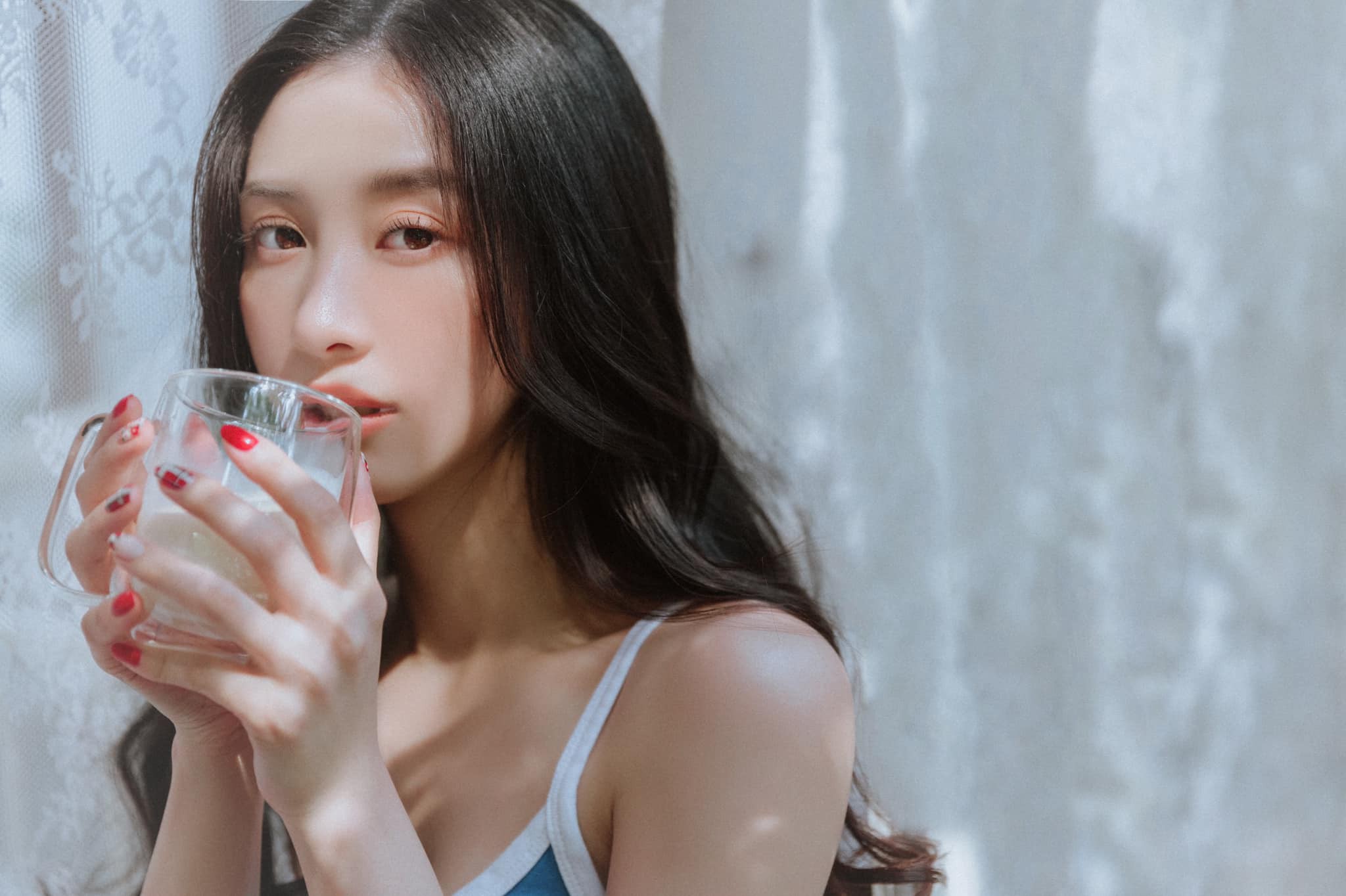 With a face like an angel and flawless fair skin, this hot girl has 'stolen the hearts' of her fans.